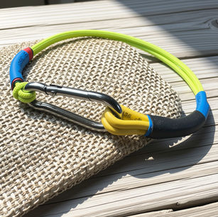 Bracelet élastique.
Manille en acier Inoxydable, crée par Nicolas Paarot