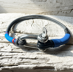 Bracelet soie.
Manille en acier Inoxydable réalisée à l'atelier Paarot