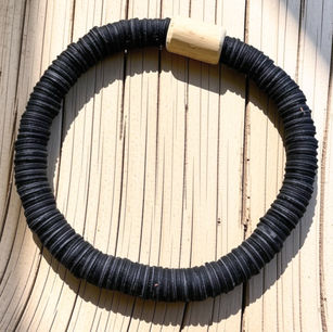 Bracelet Cuir réalisé à la main à l’emporte-pièce à l'atelier Paarot. Artisans créateur.