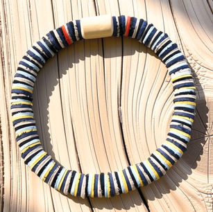 Bracelet Cuir réalisé à la main à l’emporte-pièce à l'atelier Paarot. Artisans créateur.