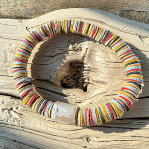 Bracelet Cuir réalisé à la main à l’emporte-pièce à l'atelier Paarot. Artisans créateur.