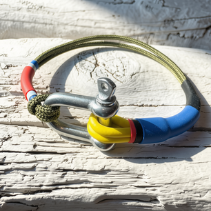 Bracelet soie.
Manille en acier Inoxydable réalisée à l'atelier Paarot