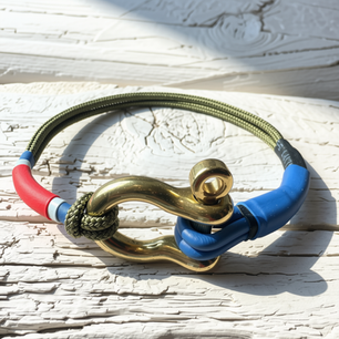 Bracelet soie.
Manille en acier Inoxydable réalisée à l'atelier Paarot