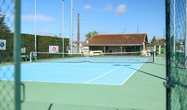 terrain de tennis exterieur bleu et vert ciel