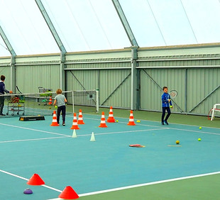 Terrain de tennis avec des plots et enfants