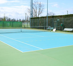 Terrain de tennis exterieur bleu et vert soleil