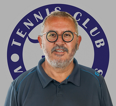image du président du club de tennis avec lunette et logo arriere plan