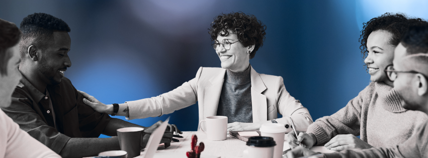 Personas trabajando en un entorno saludable