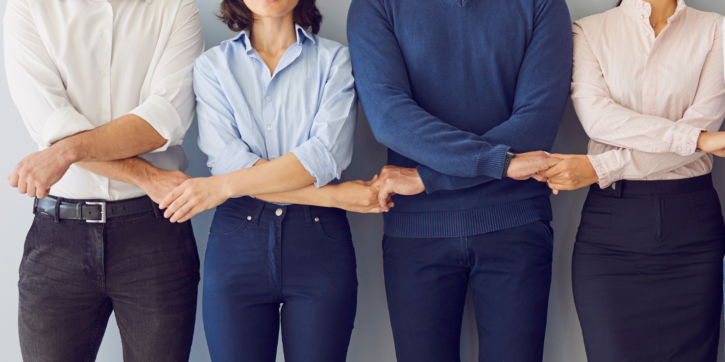 Personas colaborando y ayudando