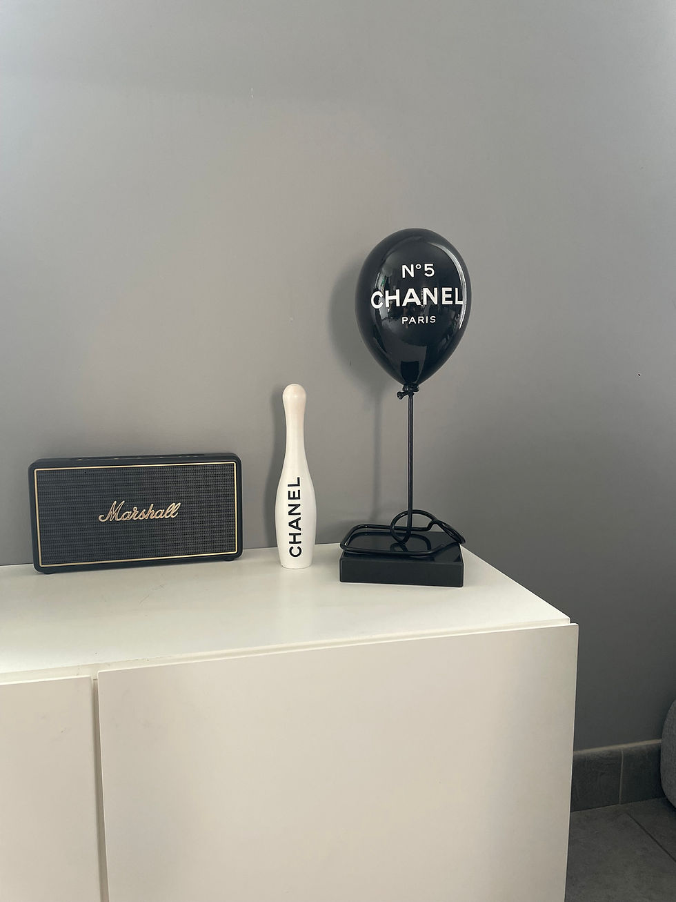 Miniature : Sculpture en résine de ballon sur pieds, flottant sur un socle en marbre