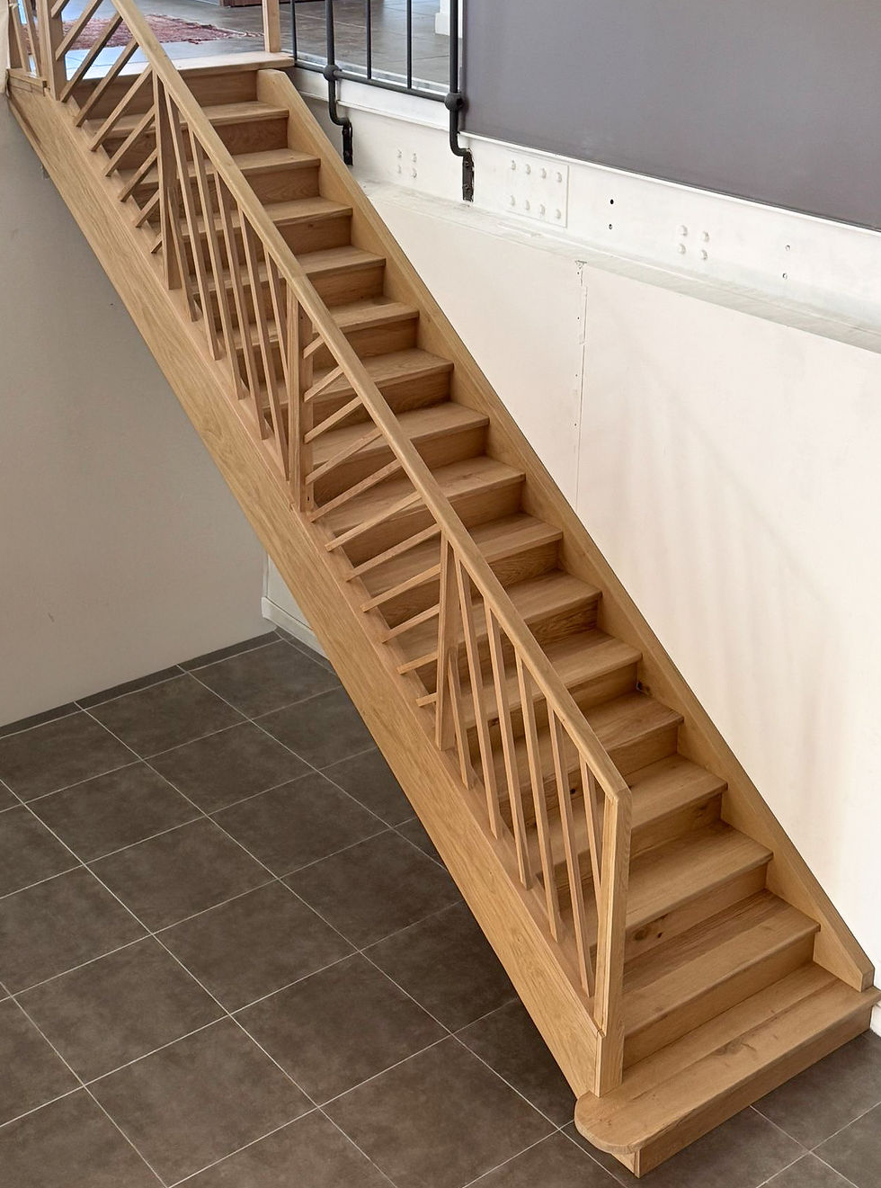 Miniature : Escalier en chêne massif sur mesure avec garde-corps et main courante en bois, fabrication artisanale française pour intérieu