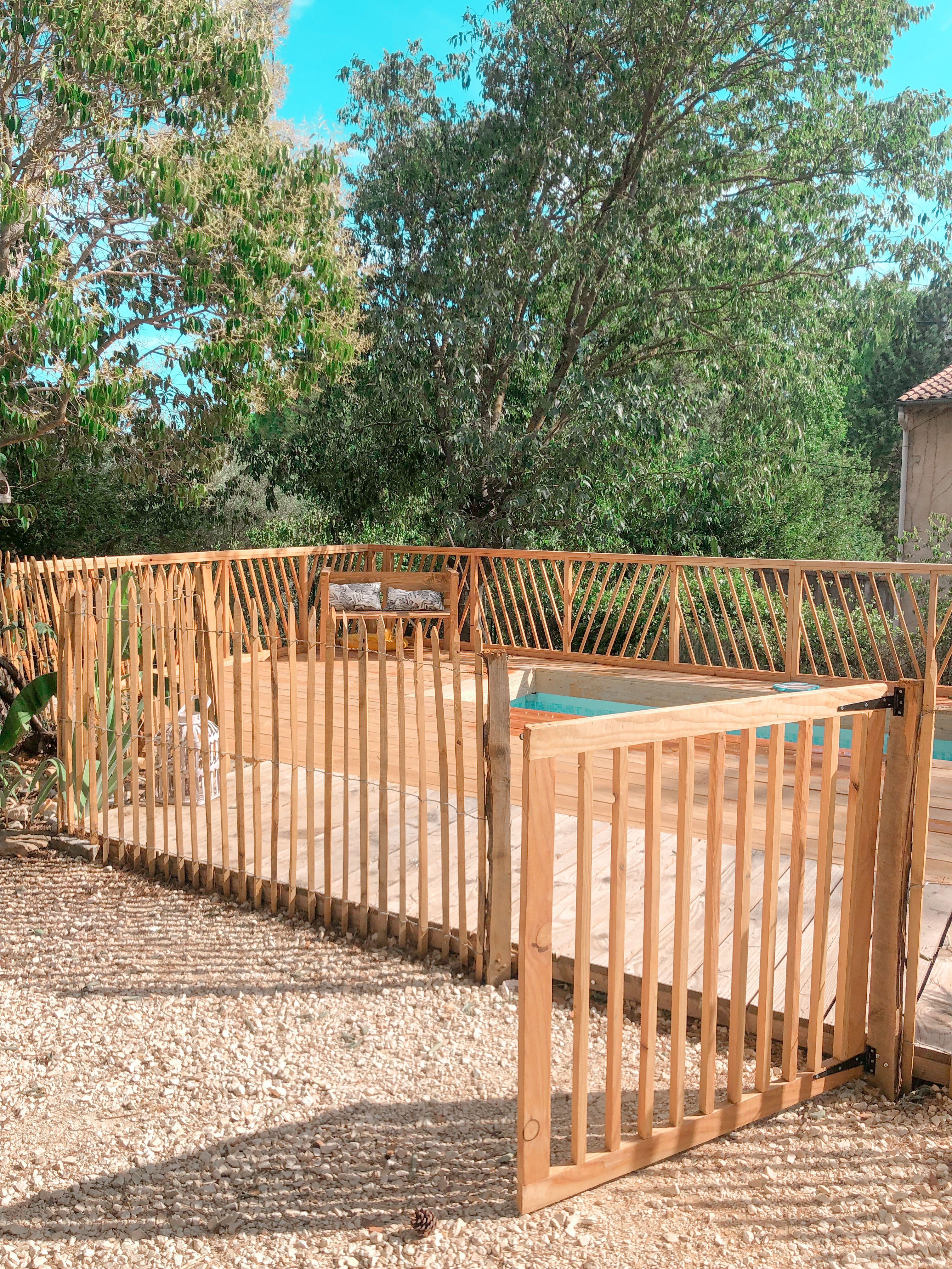 GANIVELLE EN BOIS POUR CLÔTURE EXTÉRIEURE AUTOUR DE PISCINE ET AMÉNAGEMENT PAYSAGER NATUREL.