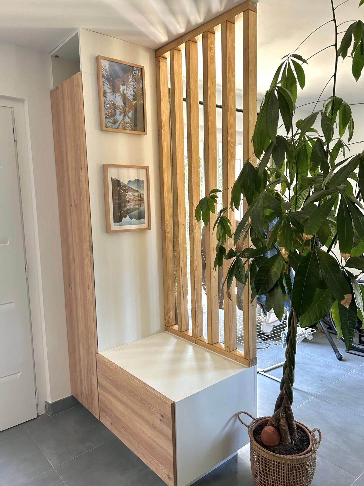 MEUBLE D’ENTRÉE EN BOIS MASSIF AVEC CLAUSTRA VERTICAL ET RANGEMENT INTÉGRÉ AU STYLE CONTEMPORAIN.