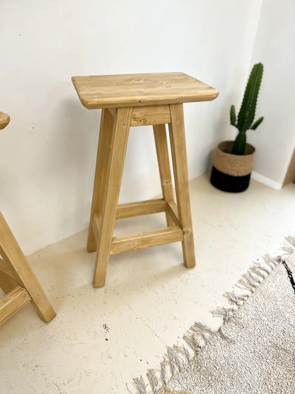 Miniature : TABOURET DE BAR ARTISANAL EN ÉPICÉA MASSIF AVEC REPOSE-PIEDS ET DESIGN ÉPURÉ.