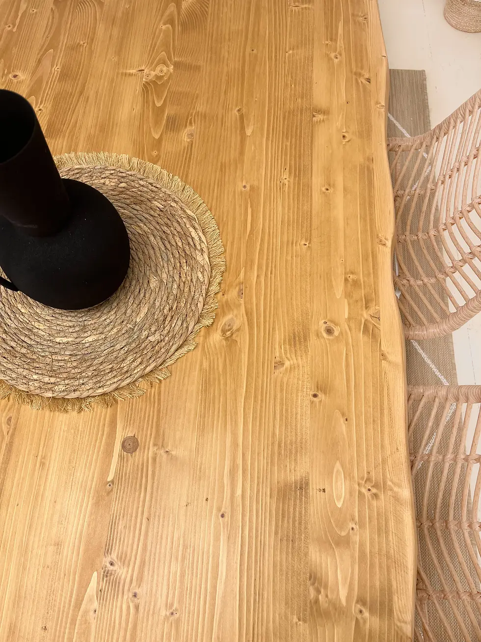 Miniature : TABLE À MANGER EN ÉPICÉA MASSIF AVEC BORDS NATURELS ET PIÈTEMENT TRÉTEAU DANS UN INTÉRIEUR LUMINEUX