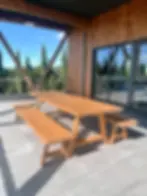 TABLE BOIS MASSIF EN DOUGLAS AVEC PIÈTEMENT TRÉTEAU POUR TERRASSE DE RESTAURANT OU JARDIN DE GÎTE.