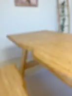Miniature : GRANDE TABLE À MANGER EN ÉPICÉA MASSIF AVEC BORDS NATURELS ET PIÈTEMENT TRÉTEAU DANS UN INTÉRIEUR LUMINEUX