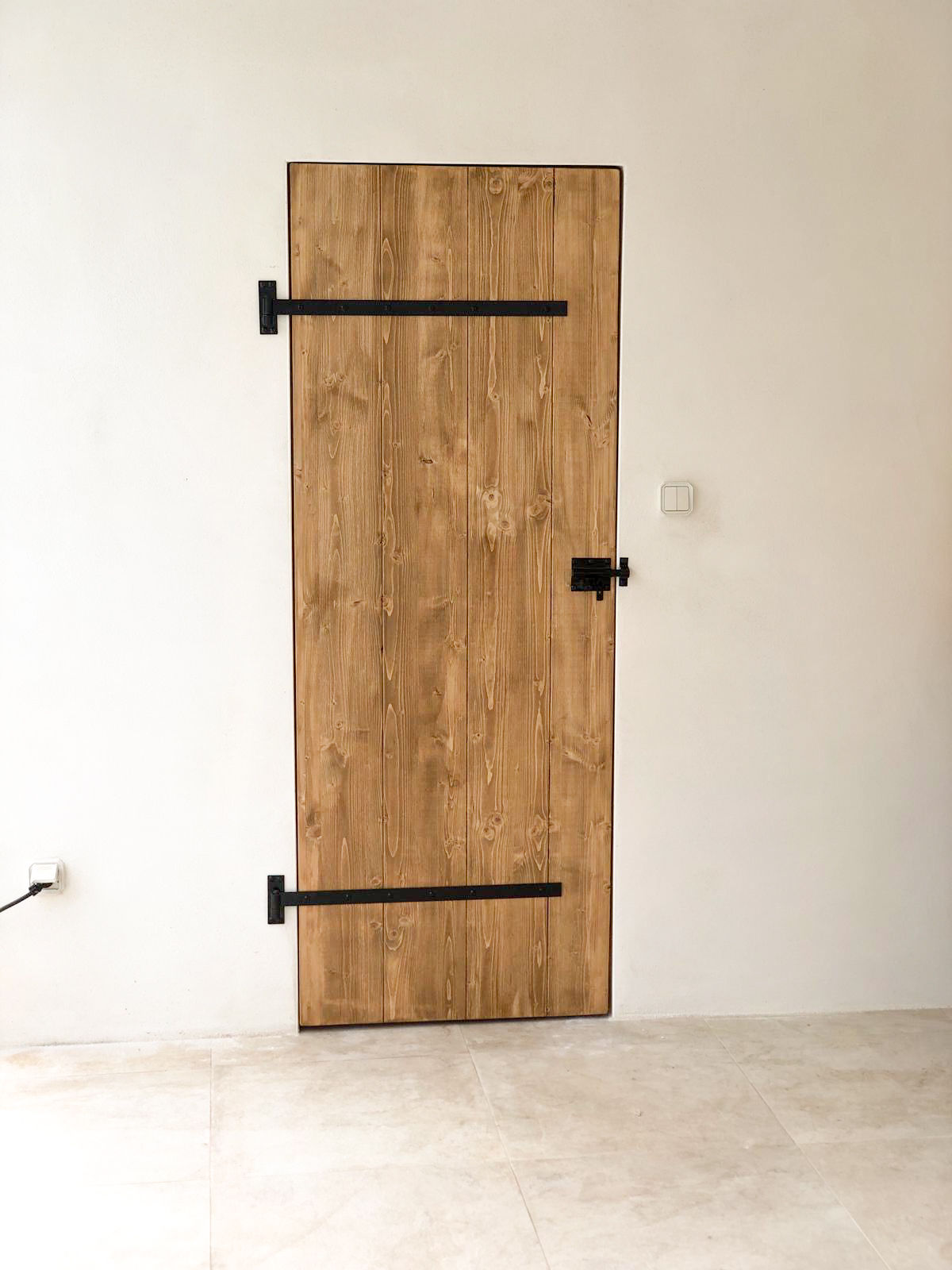 PORTE EN BOIS MASSIF STYLE FERMIÈRE AVEC QUINCAILLERIE NOIRE ET FINITION AUTHENTIQUE.