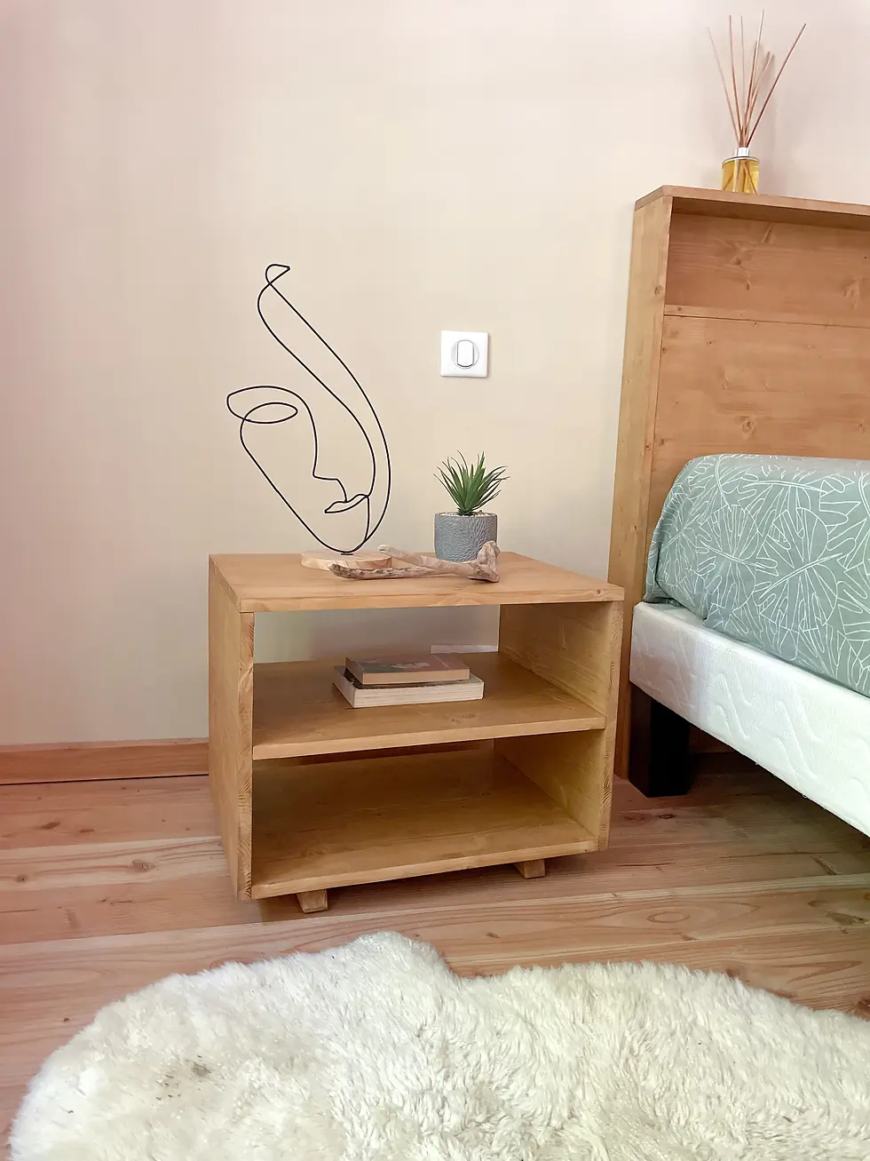TABLE DE CHEVET CAISSON ARTISANALE EN ÉPICÉA MASSIF AVEC DOUBLE RANGEMENT OUVERT.