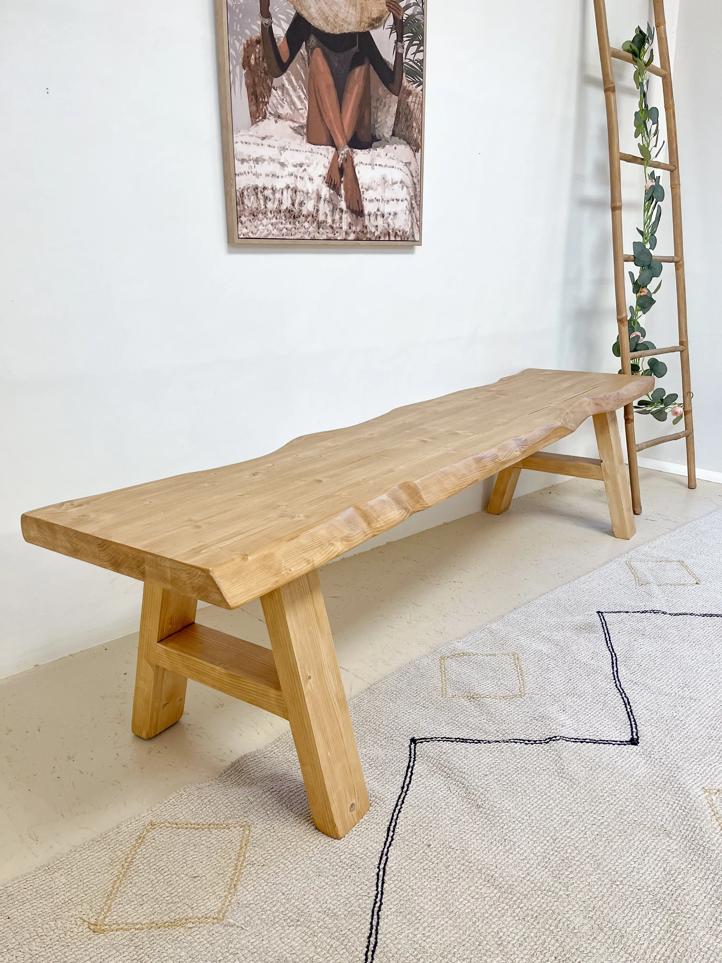 BANC EN ÉPICÉA MASSIF AVEC BORDS NATURELS ET PIÈTEMENT TRÉTEAU ARTISANAL