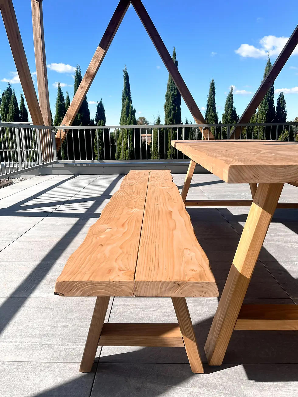 Miniature : TABLE BOIS MASSIF EN DOUGLAS AVEC PIÈTEMENT TRÉTEAU POUR TERRASSE DE RESTAURANT OU JARDIN DE GÎTE.