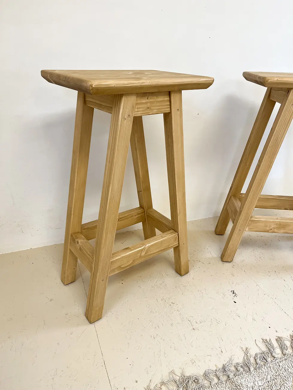 Miniature : TABOURET DE BAR ARTISANAL EN ÉPICÉA MASSIF AVEC REPOSE-PIEDS ET DESIGN ÉPURÉ.