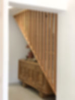 MEUBLE D’ENTRÉE EN BOIS MASSIF AVEC CLAUSTRA VERTICAL ET RANGEMENT INTÉGRÉ AU STYLE CONTEMPORAIN