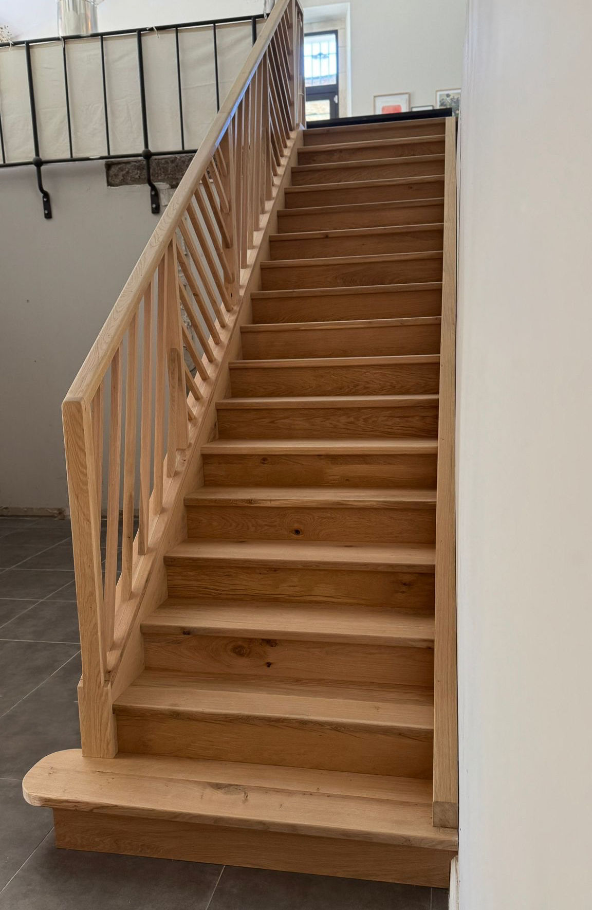 Escalier en chêne massif sur mesure avec garde-corps et main courante en bois, fabrication artisanale française pour intérieu
