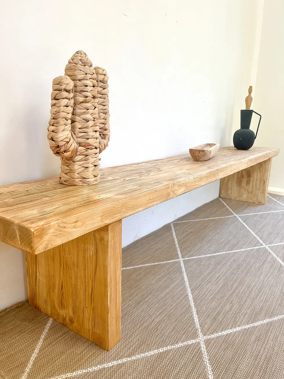 Miniature : BANC RUSTIQUE EN ÉPICÉA MASSIF AVEC FINITION BROSSÉE ET PIÈTEMENT RENTRANT.