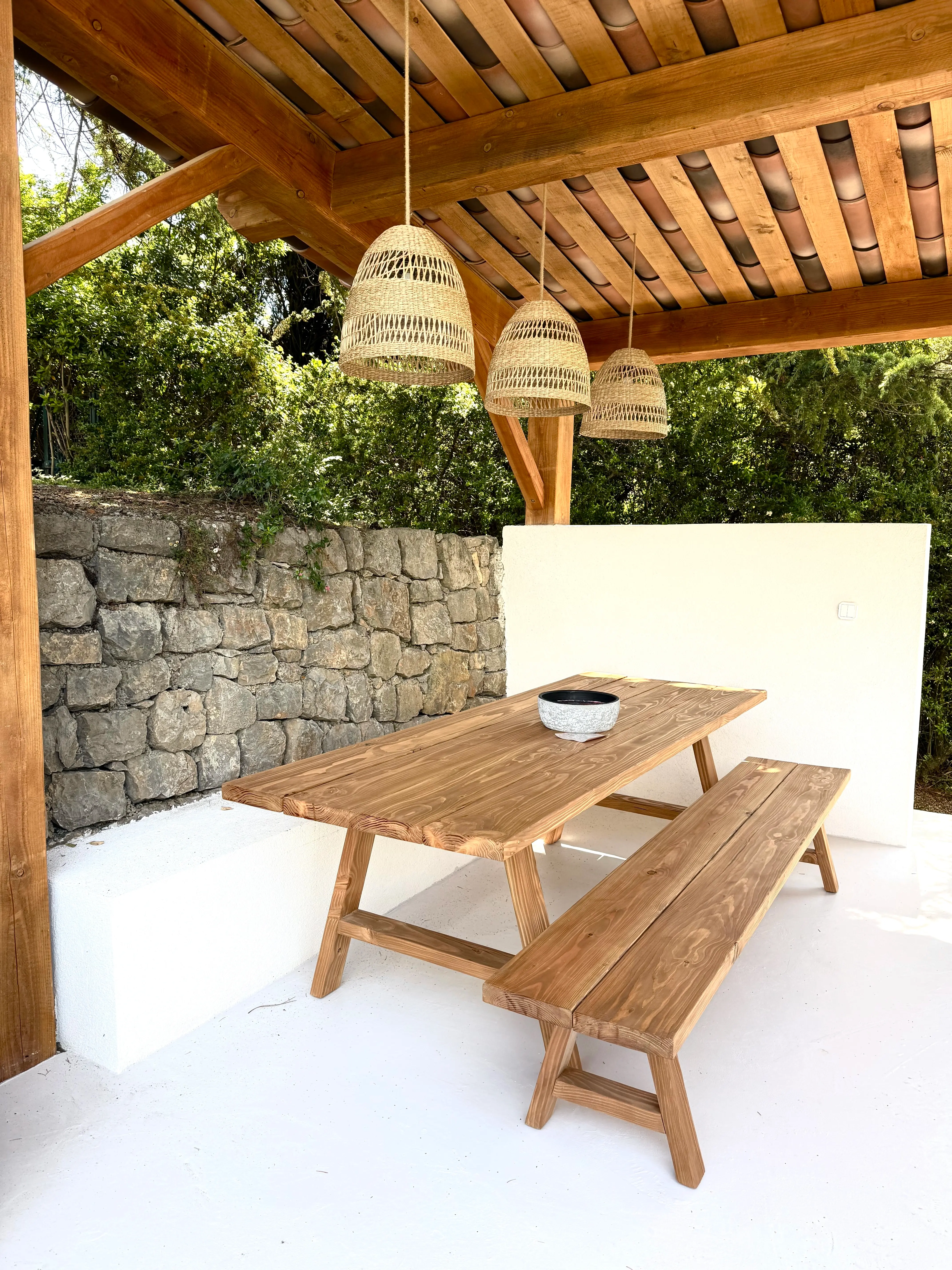 TABLE BOIS MASSIF EN DOUGLAS AVEC PIÈTEMENT TRÉTEAU POUR TERRASSE DE RESTAURANT OU JARDIN DE GÎTE.