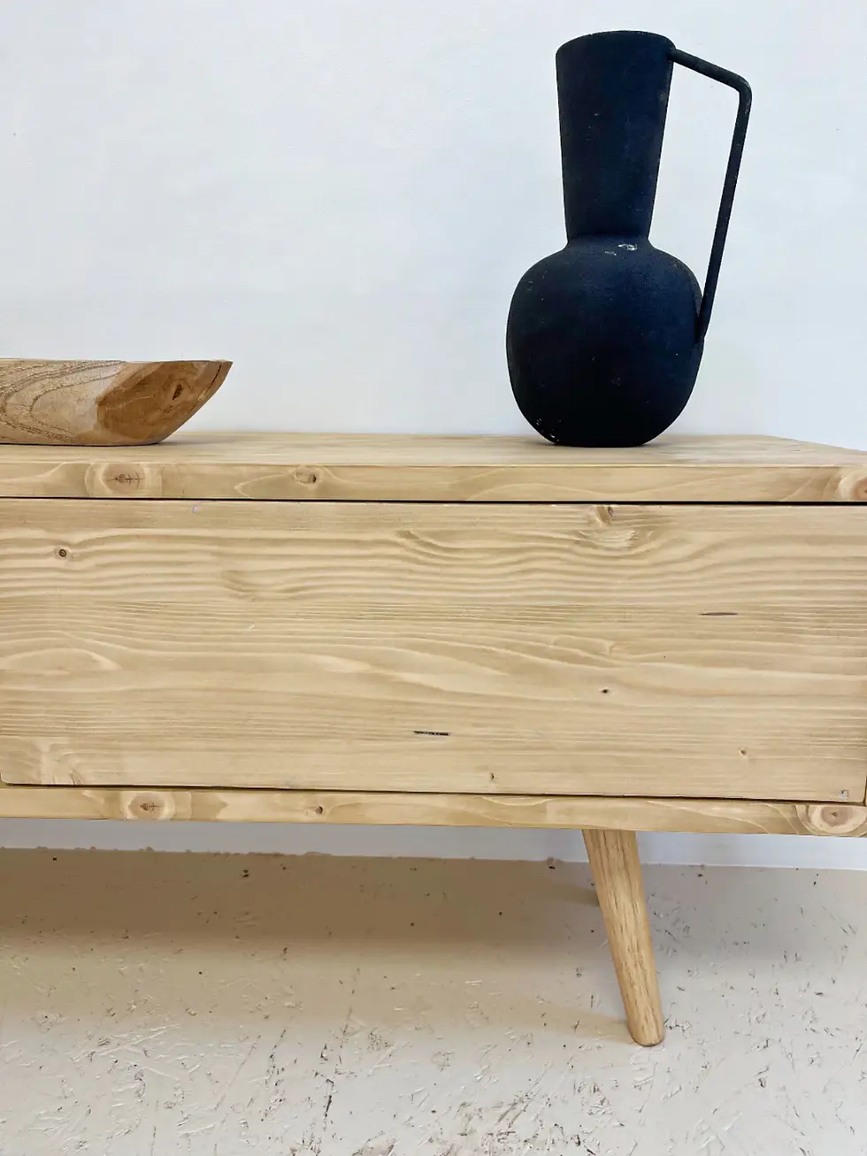 Miniature : MEUBLE TV EN ÉPICÉA MASSIF STYLE SCANDINAVE AVEC PORTE DE RANGEMENT ET NICHE OUVERTE