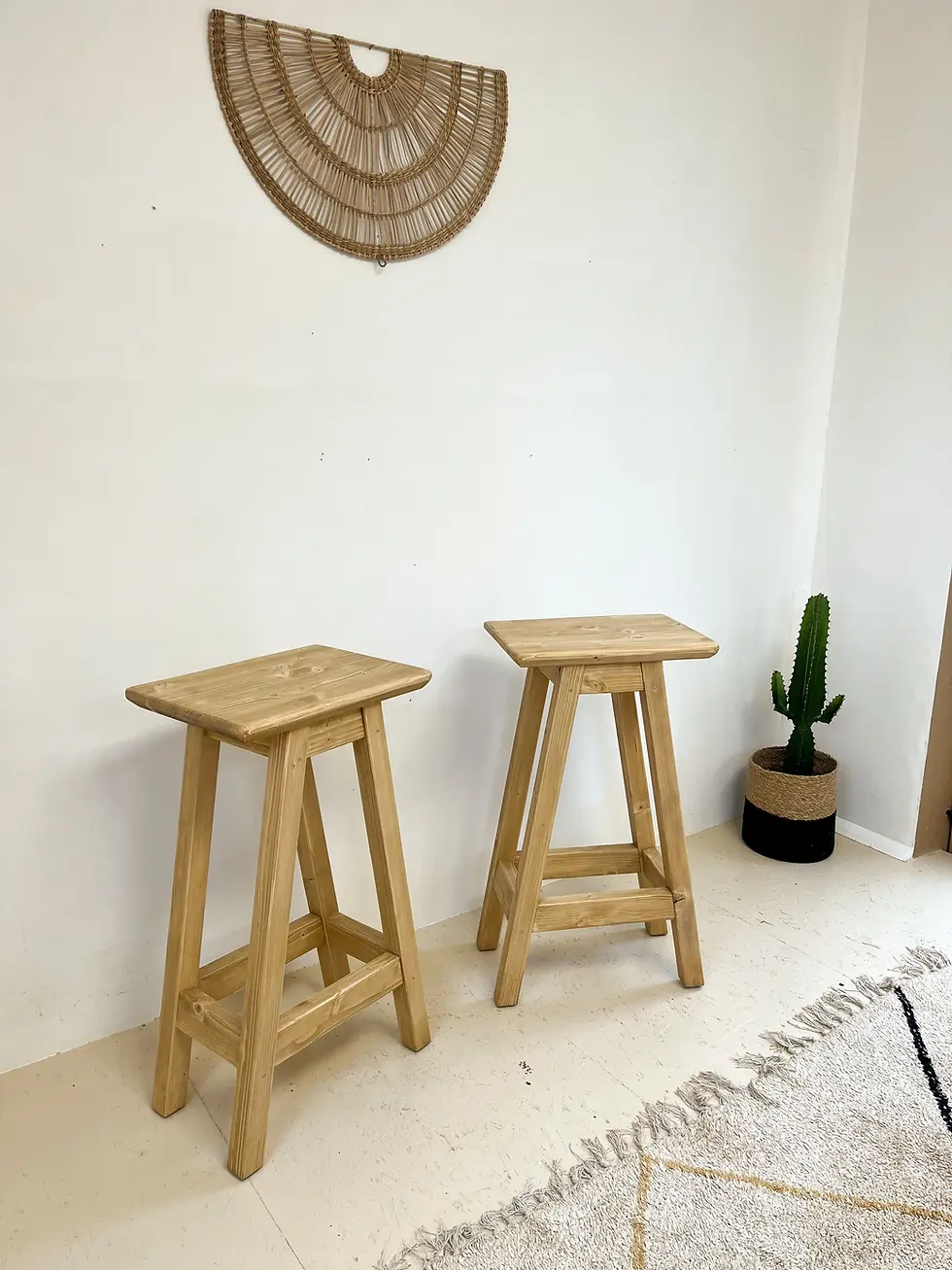 TABOURET DE BAR ARTISANAL EN ÉPICÉA MASSIF AVEC REPOSE-PIEDS ET DESIGN ÉPURÉ.
