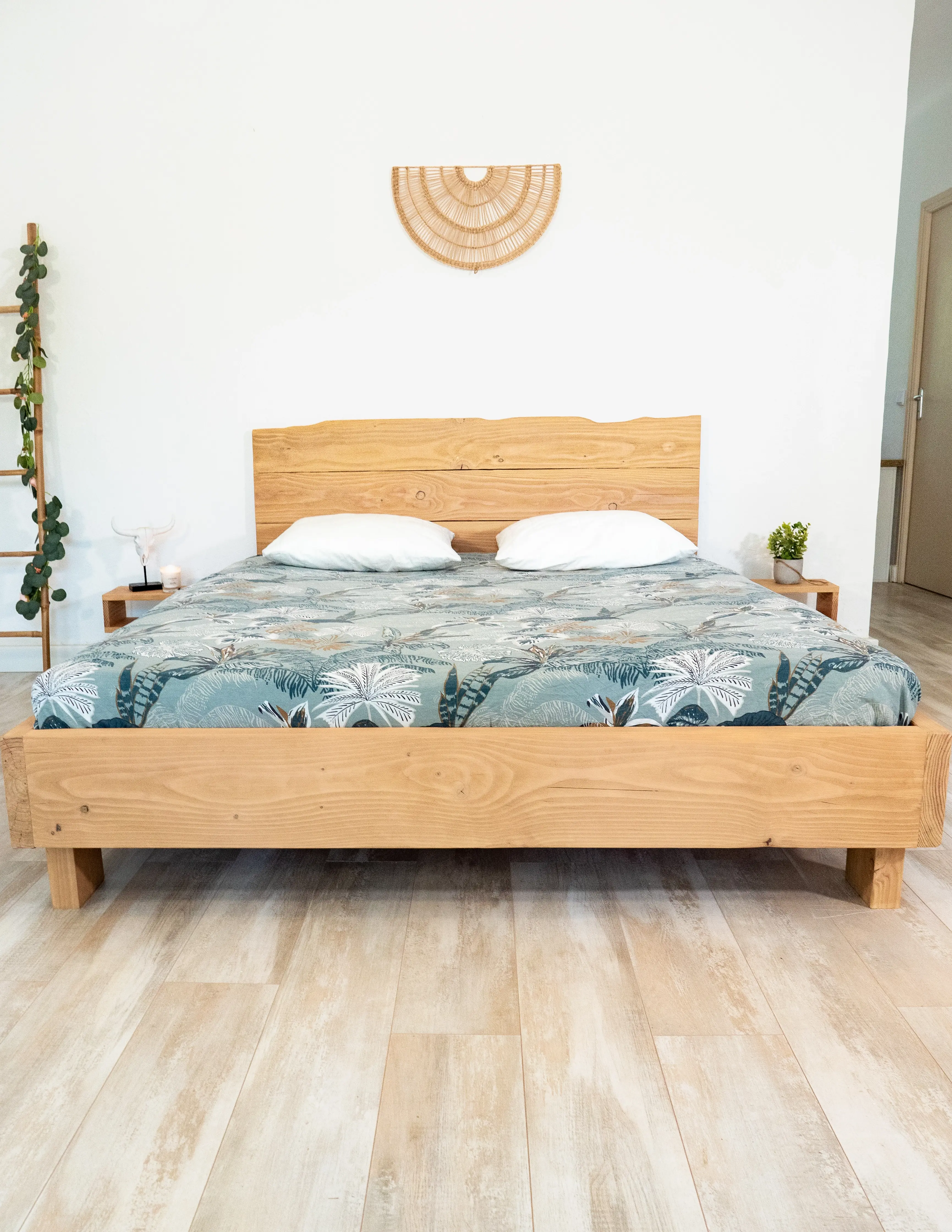 Lit bois massif design 200 cm – Lit artisanal sur mesure – Lit minimaliste en bois naturel – Mobilier chambre haut de gamme