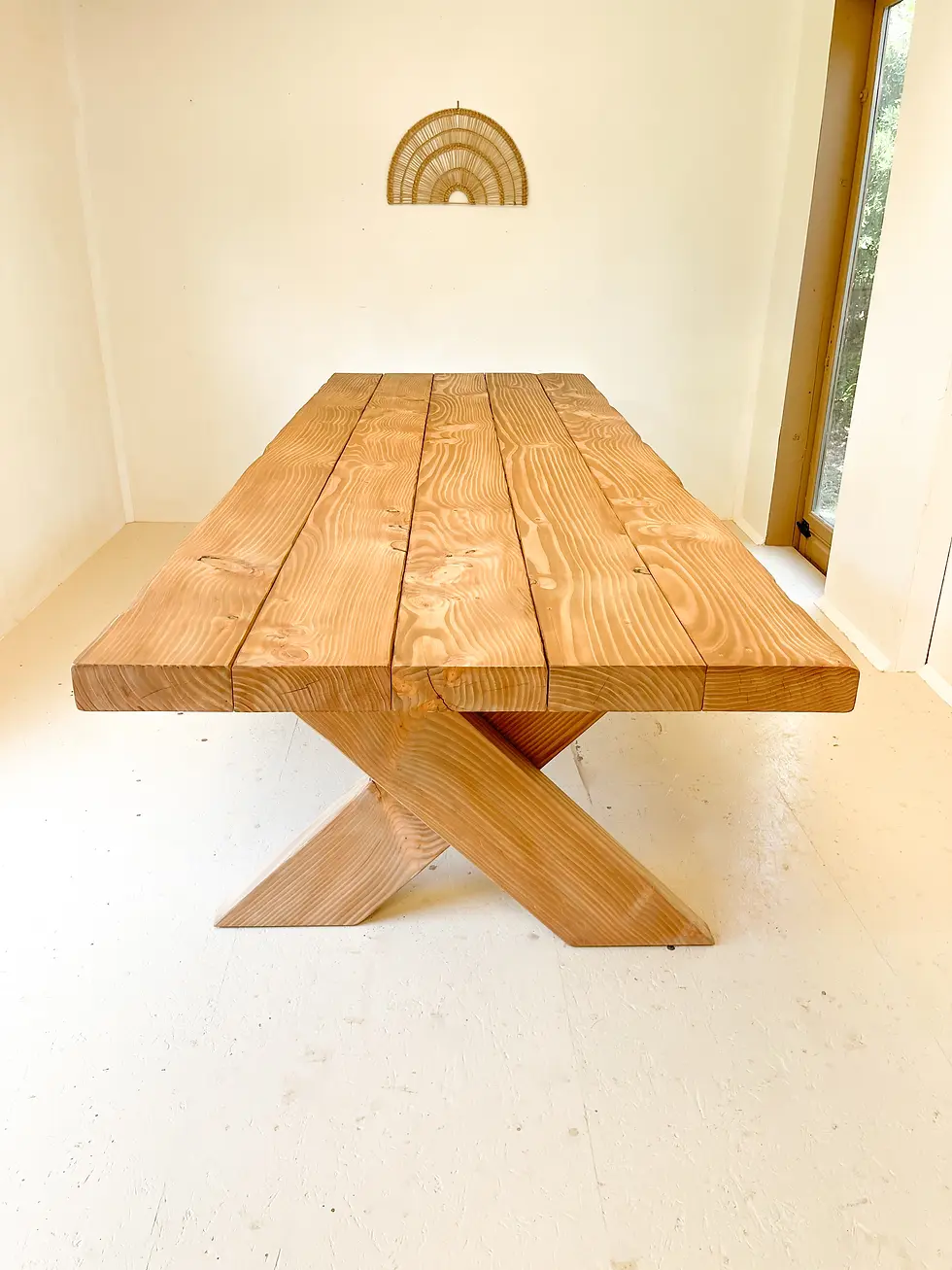 TABLE MONUMENTALE EN POUTRES DE DOUGLAS MASSIF AVEC PIÈTEMENT EN CROIX DESIGN ÉBÉNISTERIE.