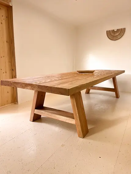 Table monumentale en poutre, style table de ferme bois massif sur mesure, mobilier artisanal pour intérieur épuré.