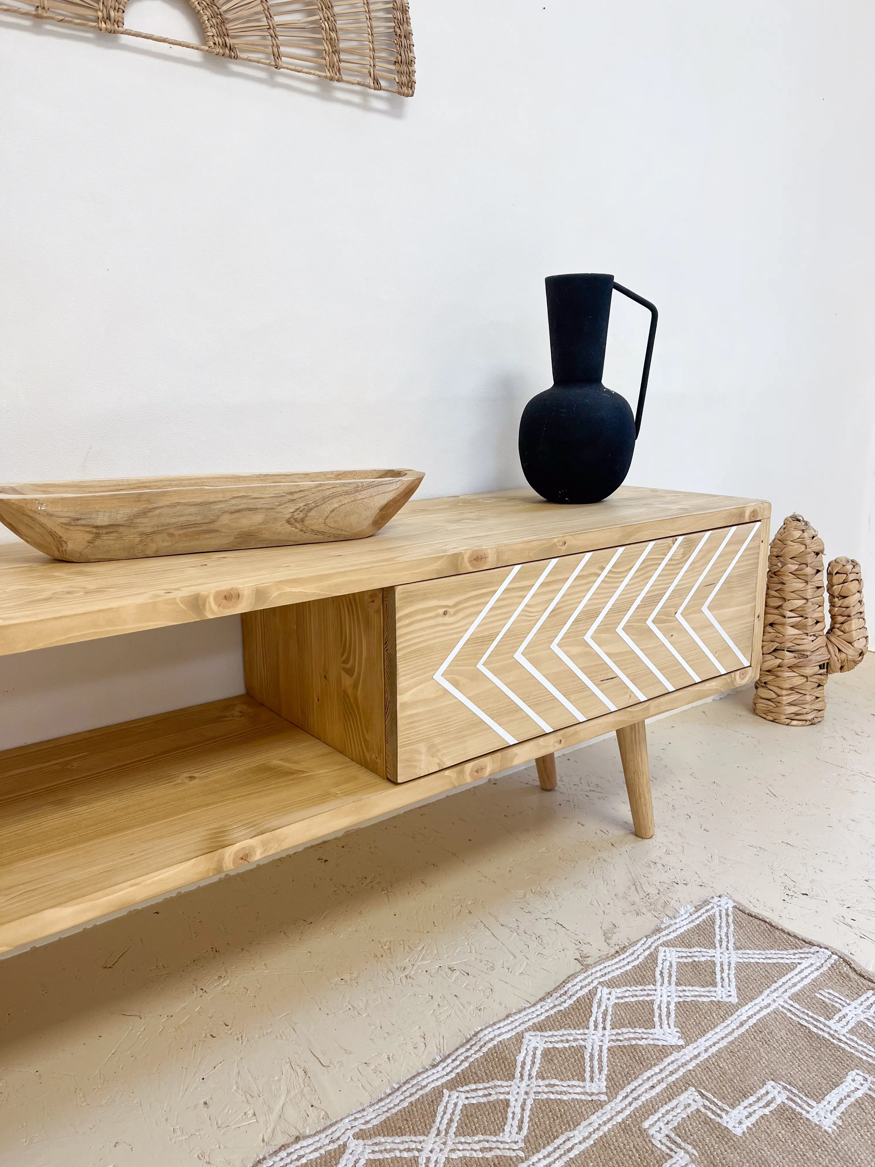 MEUBLE TV EN ÉPICÉA MASSIF DESIGN BOHÈME AVEC PORTE ET PIÈTEMENT ÉPURÉ.