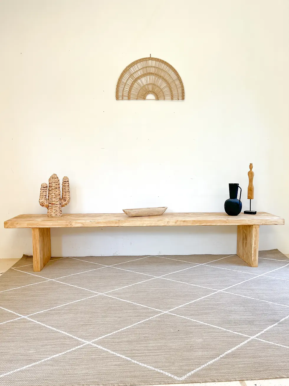 Miniature : BANC RUSTIQUE EN ÉPICÉA MASSIF AVEC FINITION BROSSÉE ET PIÈTEMENT RENTRANT.