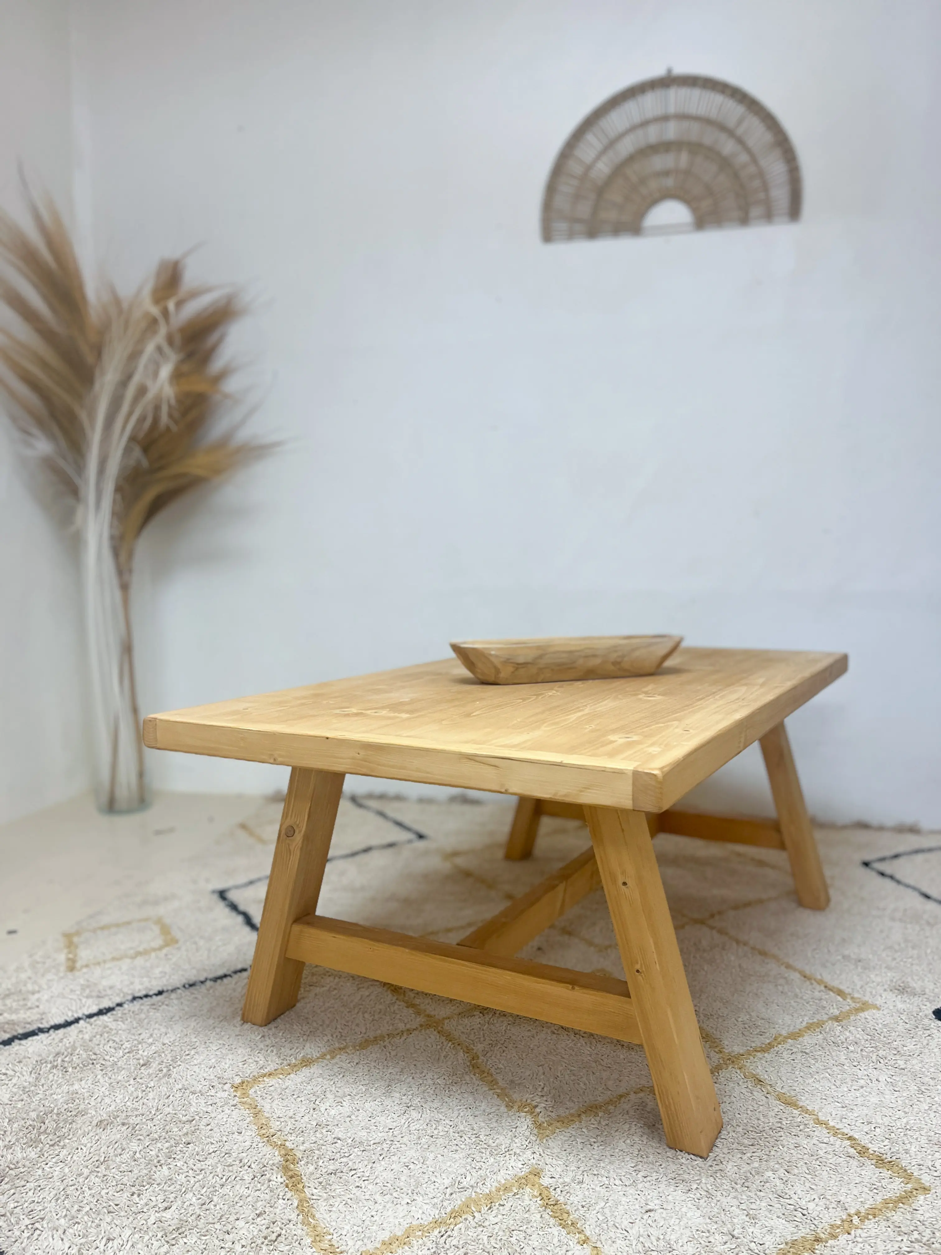TABLE BASSE EN ÉPICÉA MASSIF AVEC PIÈTEMENT TRÉTEAU ET PLATEAU À CADRE ÉPAIS ARTISANAL.