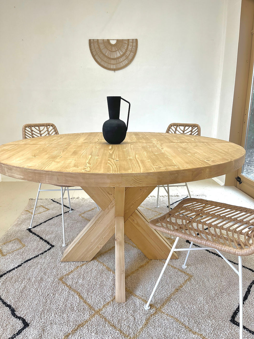 Miniature : TABLE À MANGER RONDE ARTISANALE EN ÉPICÉA MASSIF AVEC PIÈTEMENT EN CROIX ET CHAISES EN ROTIN.