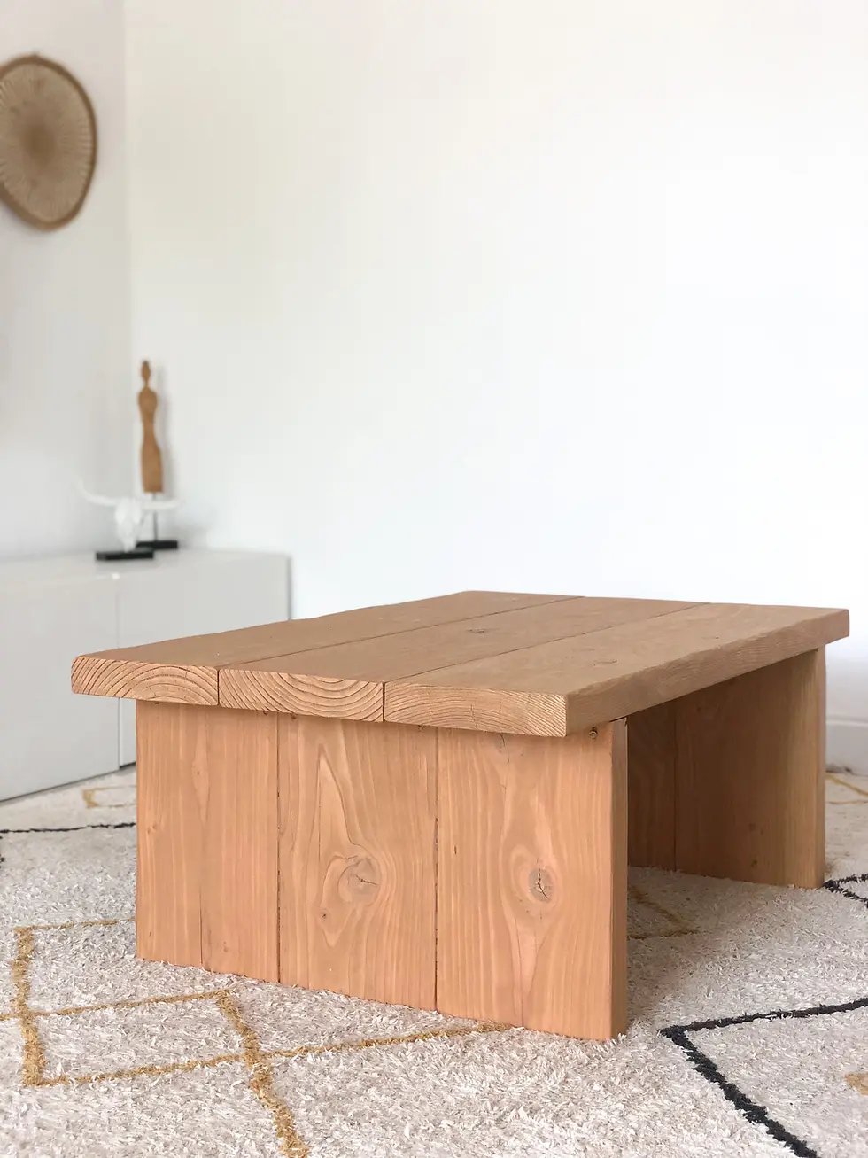 TABLE BASSE RUSTIQUE EN DOUGLAS MASSIF AVEC PIÈTEMENT ÉPAIS ET FINITION ARTISANALE