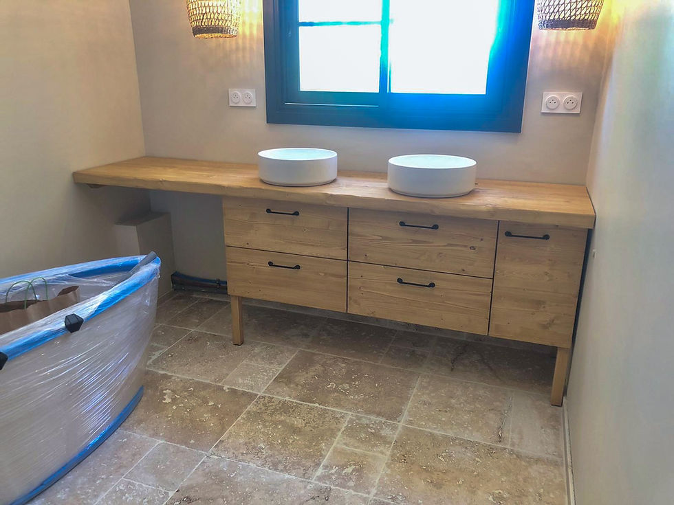 Miniature : MEUBLE DOUBLE VASQUE EN BOIS MASSIF SUR MESURE AVEC PLAN EN BOIS ET VASQUES BLANCHES POUR SALLE DE BAIN