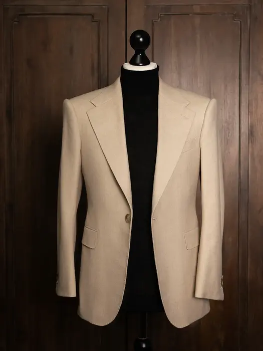 Beiger Maßanzug aus elegantem Flanell mit breiten Revers und Pattentaschen, Ein-Knopf-Sakko mit handgemachten Knopflöchern.