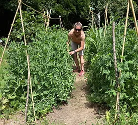 fanny et jardin.webp