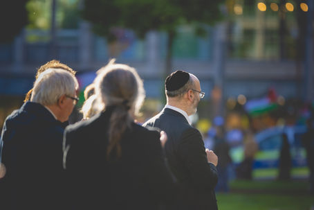 ES WAR WIE EIN AUFZIEHENDER STURM
