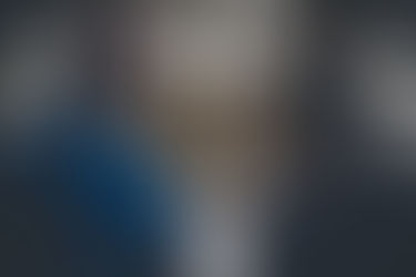 2 Personen vor der Arbeit Rosette von Michael Volkmer