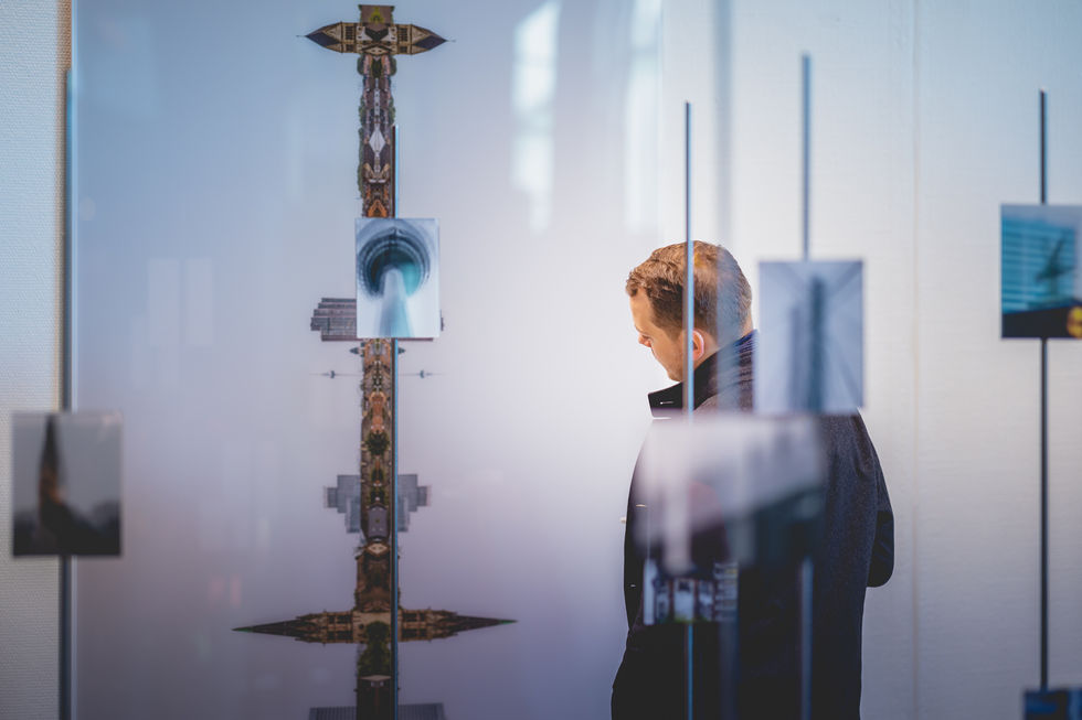 STAND DER DINGE | UMVERTEILT von Alexander Kästel | Ausstellung im Rosengarten 2023