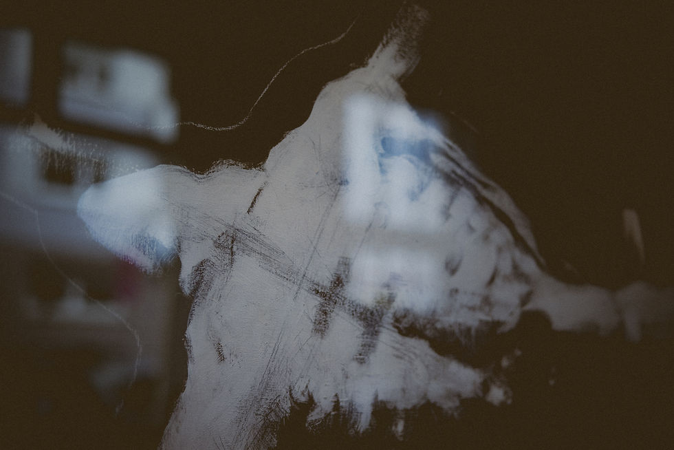 Abstrakte Kunst mit dunklem, unscharfem Hintergrund. Weiß-graue, verschmierte Textur dominiert das Bild, erzeugt mystische Stimmung.