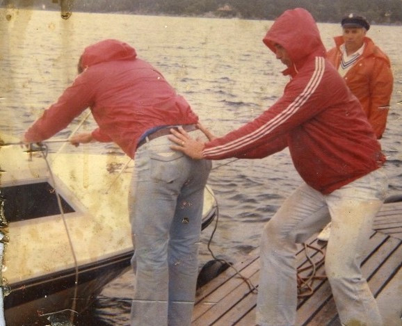 Art Swarts (r.) jokingly gives Al Oerter (l.) a nudge in Bergen, Norway