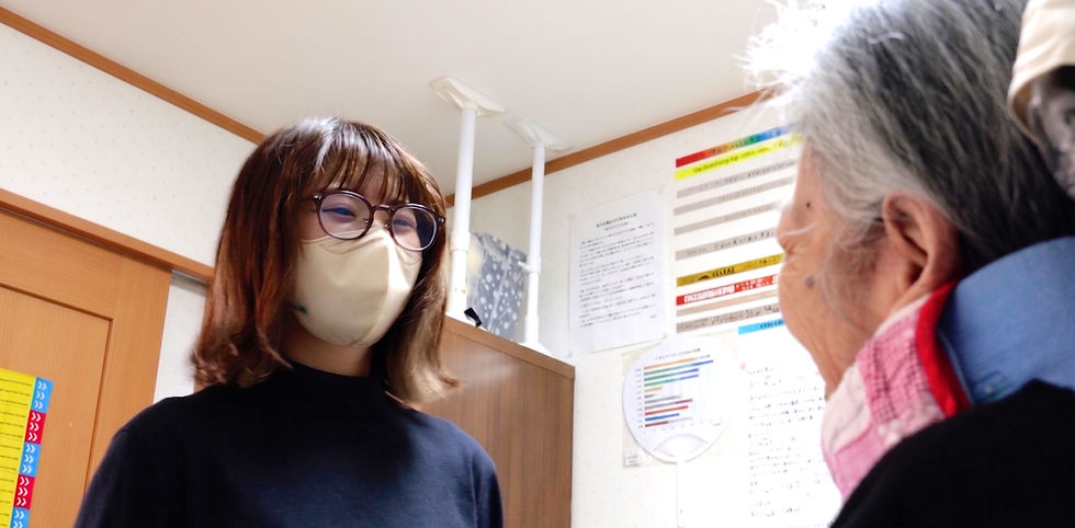 ヘルパーが利用者と話している様子