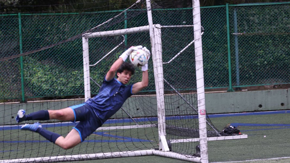Los jugadores de fútbol universitario equilibran exigencias con pasión